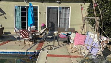 Pool Front Romantic Getaway withPrivate Entry - Foto 5