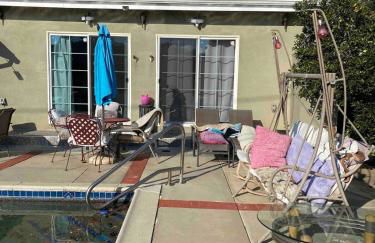 Pool Front Romantic Getaway withPrivate Entry - Foto 5