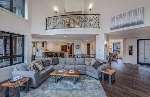 Cozy mountain home w riverfront patio - Foto 21