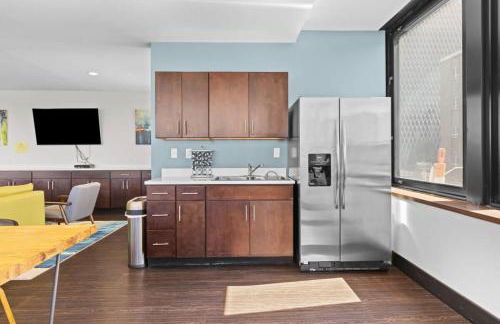 Sleek 2BR Downtown Retreat with Gym - Foto 26