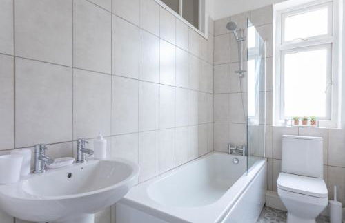 Milton Stays - Cosy 2 Bed House, 2 Floors, 15 min Walk to City Center, for up to 6 - Period Features, Cottage Style, Fireplace, Superfast Wi-Fi, Private Garden, Free On Street Parking - Foto 8