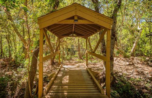 Myrinn-Hobbit Cottage on the Creek Storybook Stay - Foto 42