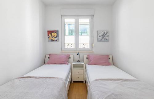 Bačvice - 2 BR , terrace,3 air conditioners, parking,elevator 3 minutes to the beach - Photo 12