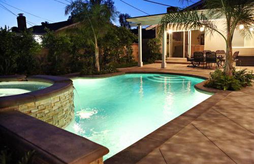 Highly Upgraded, 5 Bed, 4.5 ba, New Pool W/jacuzzi, 1/2 Mile Walk to Disney - Photo 2