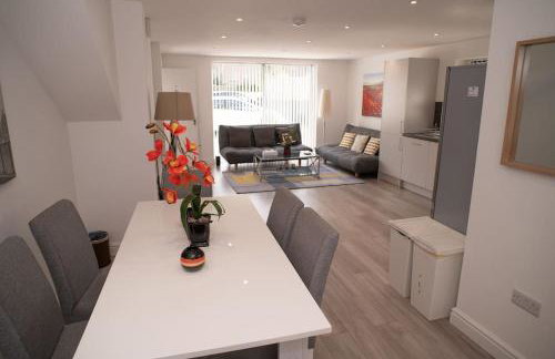 Daisy Lodge - Spacious Two Bed Flat - Parking, Netflix, WIFI - Close to Blenheim Palace & Oxford - F1 - Photo 17