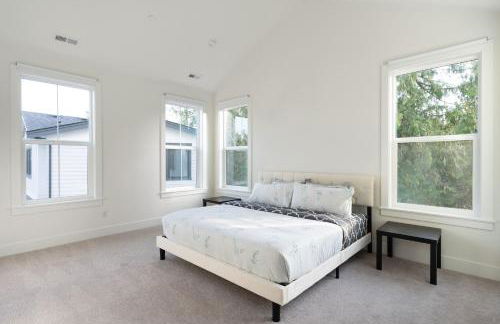 Elegant 3-Story House with Private Backyard in WA - Photo 7