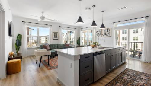 Elevated Contemporary 2BR 2BA with Balcony - Foto 3, Other