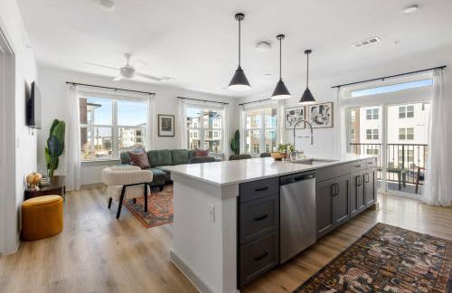 Elevated Contemporary 2BR 2BA with Balcony - Foto 3