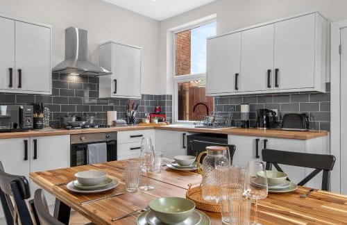 Whitehill - 3-Bed Home from Home, Sleeps 7, Great for Groups & Workers, FREE Parking & Netflix - Hosted by Stay Host Save - Photo 1