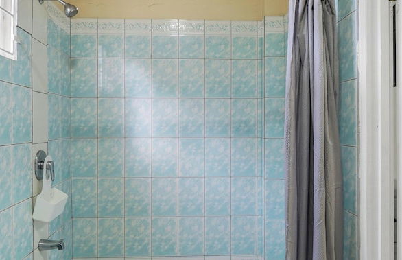 Your quaint home just steps from beach - Foto 25