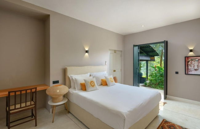 Cool and Contemporary Hilltop Villa With Ocean Views - Photo 30