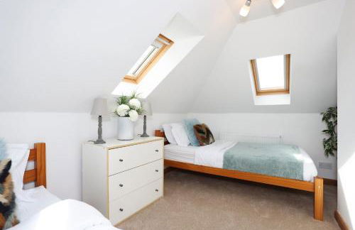 JOIVY Greenknowes Estate with Hot Tub and Bar - Farmhouse and Lodge - Photo 3