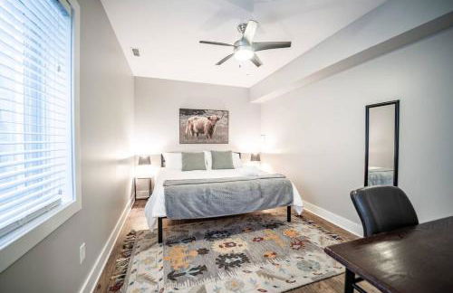 Contemporary 2BR2BA w-King - Den - Private Entry-Yard - Foto 21