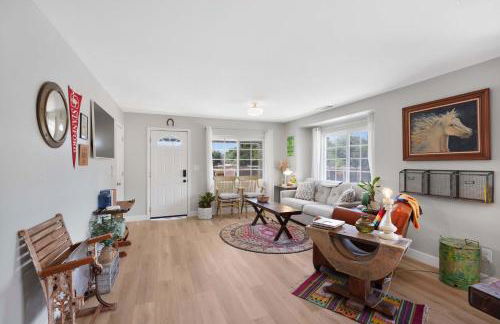 Hot Tub Fire Pit Pet Friendly Walk to Bell St - Foto 1