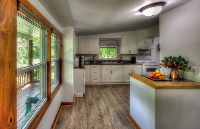 RARE FIND - 6 bdrm Very Private Cottage on 10 acres, Hot Tub, BBQ, Petfriendly - Foto 7