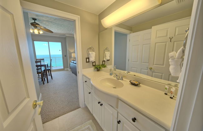 Stylish Oceanfront Condo with Beach and Picnic Area Access - Unit 1706 by RedAwning - Foto 15