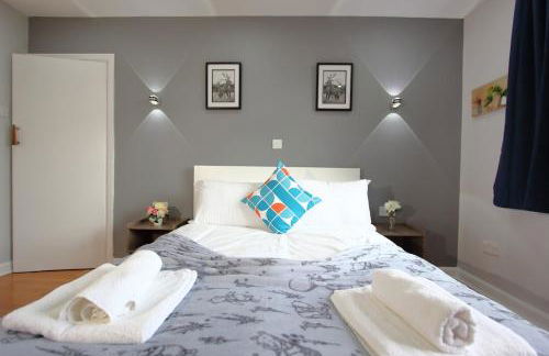 Stunning 3 Bedroom 2 Bathroom Bungalow by CozyNest - Photo 16