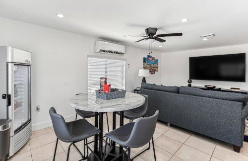 Miami Oasis, Spacious 4-Bedroom Home with Pool - Photo 27