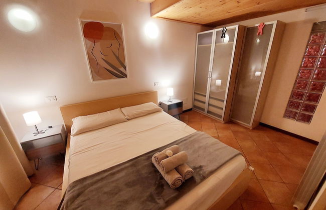 Red Villa With Shared Pool and Private Garden is the new Black on Lake Garda - Photo 2