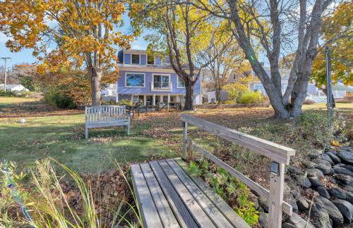 Waterfront Retreat with Private Dock and Fire Pit, Sleeps 8, Outdoor Dining, Spa-Style Primary, Gourmet Kitchen with Dual Dishwashers, Gas Fireplace, River Views, Bright Open Layout, Central AC, Perfect Coastal Escape for Families, 24 Hr Hospitality - Foto 54
