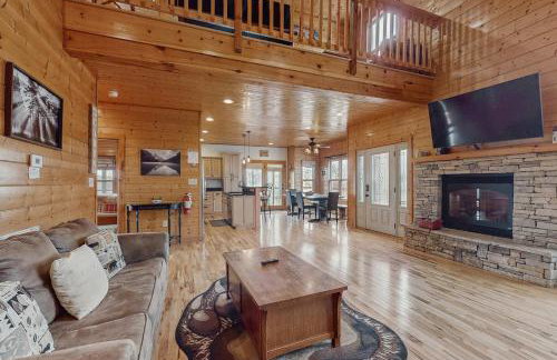 Peaceful Waterfront Retreat Sleeps 8 Dock is available & Grill - Photo 4