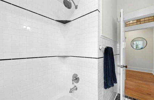 2025 New Build Victorian Gem on UT, 4BR, 2BA Downtown with Free Parking - Foto 18