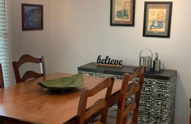 3 Bedroom Cozy Cottage with fenced in backyard and hot tub 4 miles to the beach - Foto 18