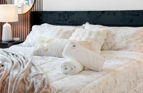 Modern Condo by Med District with Parking & Laundry - Foto 22