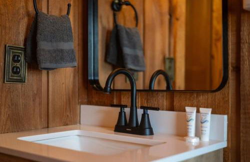 Lakeside Haven with Jacuzzi and Games - Foto 19