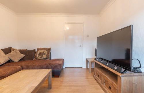 BEST PRICE! LARGE HOME - SMART TV - COMFY BEDS - GARDEN - 4 Single Beds or 2 Doubles! SLEEPS UP TO 4 GUESTS!! - Photo 12