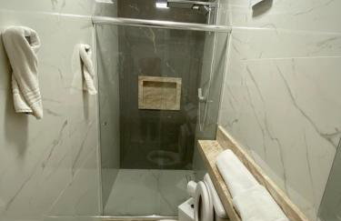 Fabuloso flat 241, Amarílis, Riviera de São Lourenço 3 Piscinas climatizadas carregador veiculo eletrico 2 quartos sendo uma suíte internet 500mb Adega, cozinha equipada completa, serviço de praia fim de semana limpeza trocas de toalhas, - Foto 13