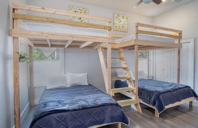 Gorgeous Family-friendly Home Near Downtown - Photo 18