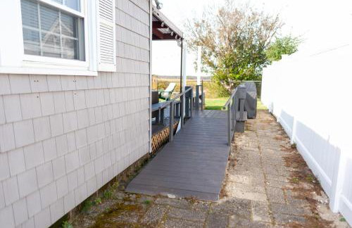 Dog-Friendly Cottage with Backyard & Beach Vibes! - Foto 3