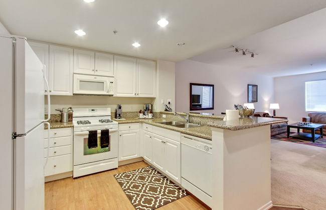 Global Luxury Suites at The Village - Photo 19