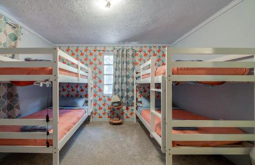Retro! - 4BR Near Sav Airport - Foto 5
