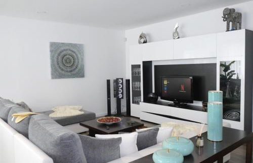 Ruhiges Modernes Haus Parkplatz WLAN Whirlpool - Foto 1