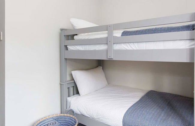 Coastal Retreat for 8 With Hot Tub - Walk to Beach - Foto 26