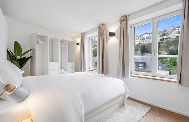 Modern Apt Old Town w Panoramic View ID4 - Photo 3