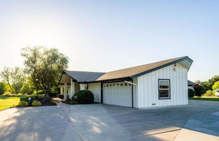 Riverfront Beauty with Pickle Ball Court - Foto 50