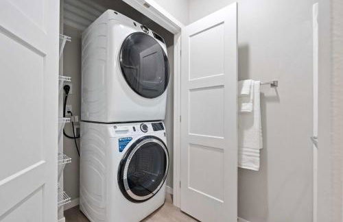 Washer & Dryer with Free Underground Parking with a Pool - Foto 39