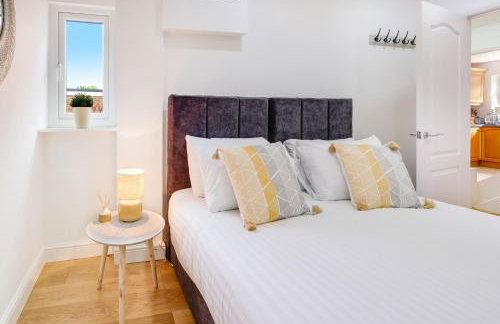 Luxury 5 BDR 2 BA House with Parking in Sandhurst By 360Stays - Photo 27