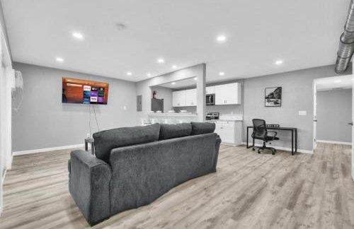 Cozy 2BR Escape close to Dining and Nightlife with WiFi - Foto 13