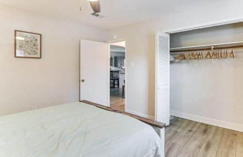 Steps to Seawall Fenced Family Home in Galveston! - Foto 13