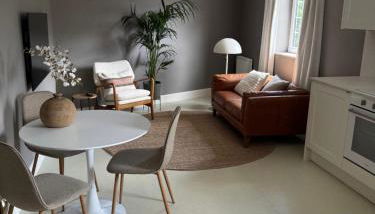 Aaron Glen Guest Apartments - Photo 1