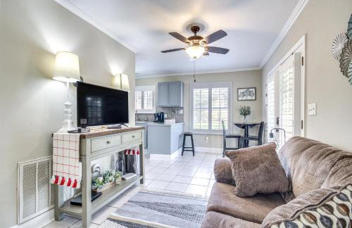 Walk to Beach Waveland Retreat with Yard! - Foto 2