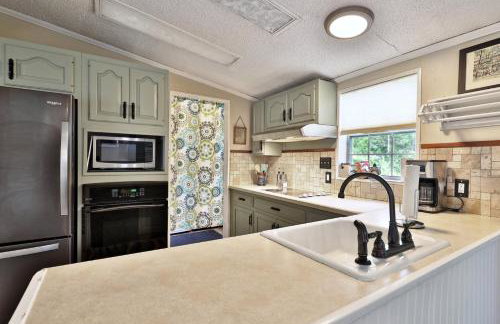 The Bomoseen Bungalow - Vermont Lake House Close to Ski Resorts! Private dock, ski rental ticket deals - Foto 1