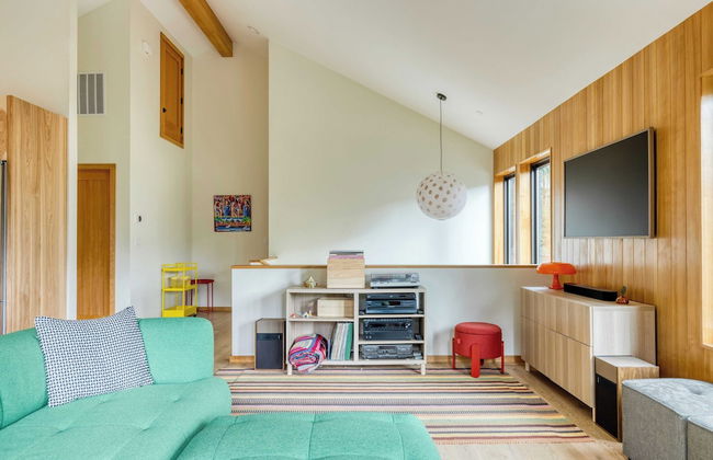 Rustic Arch Cape Getaway w/ Vibrant Interior Walk to the Beach Cape Wonder - Foto 8