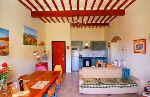 INCANTEVOLE CASA TOSCANA con travi in legno, ampia terrazza e vista sulle colline - Foto 10