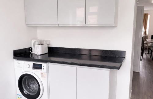 3 Bedroom Family Home with Drive & Garden near South Wimbledon - Foto 6