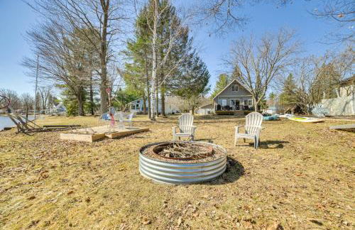 Deck and Scenic Views Lakefront Cottage in Hale! - Foto 25